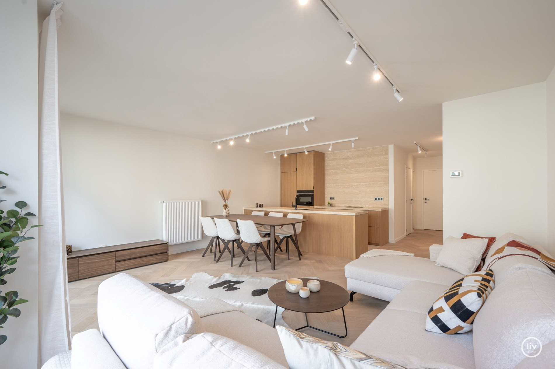 Gerenoveerd appartement met 2 volwaardige slaapkamers gelegen op de Lippenslaan vlakbij het Vanbunnenplein te Knokke. 