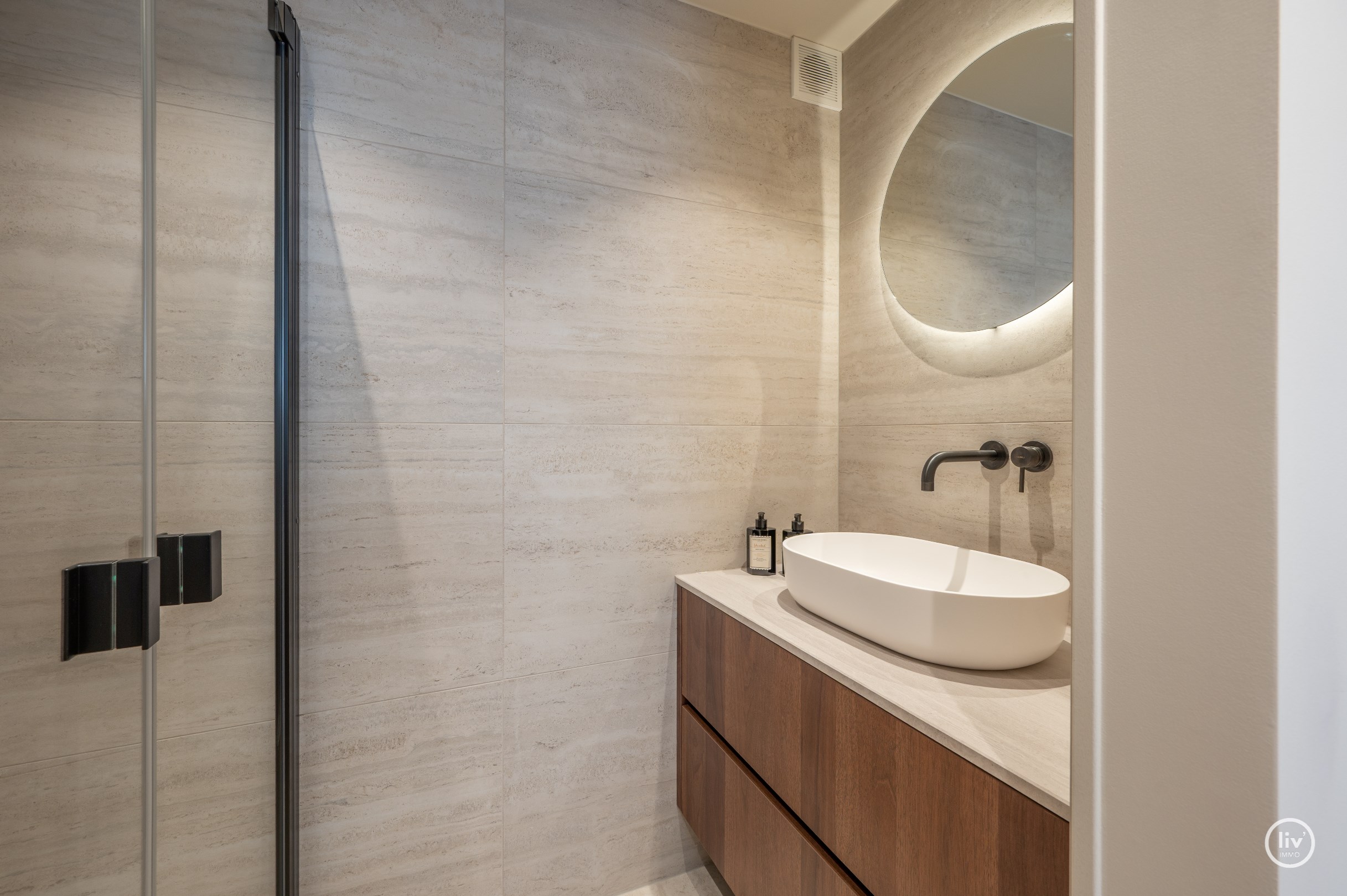 Stijlvol gerenoveerd hoekappartement  (130 m2) met royale gevelbreedte en zuidgerichte terras. 