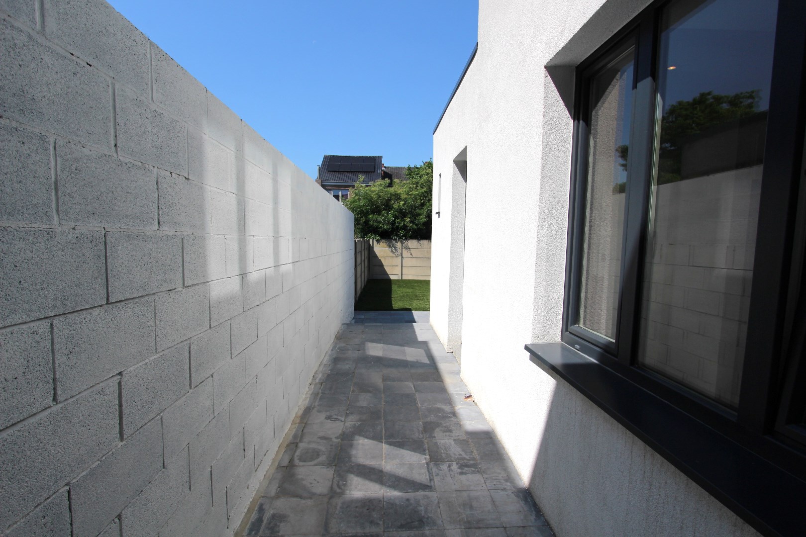 MOOI VERNIEUWDE WONING MET TUIN 