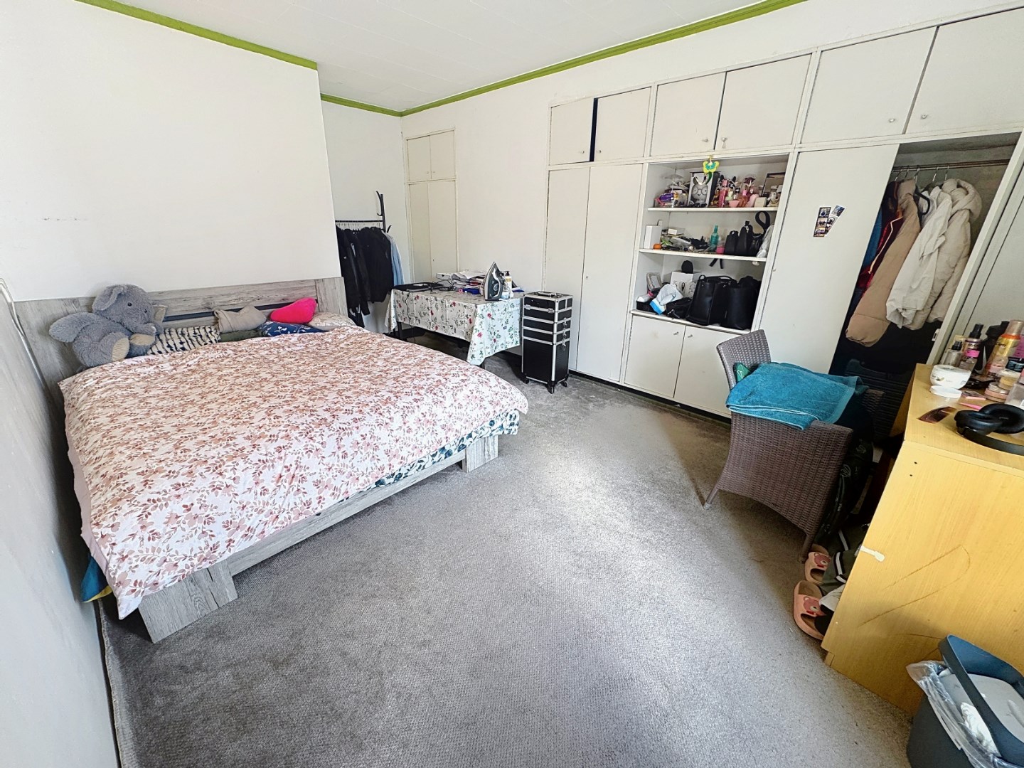 Ruime standaard rijwoning met 4 slaapkamers in het historische Brugge 