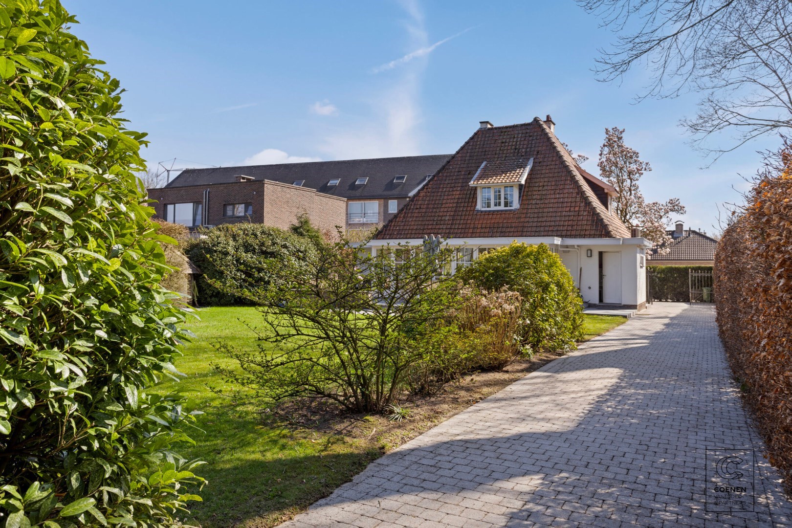 Prachtige woning op een perceel van ca. 2350m&#178; en een centrale locatie te Zandhoven! 
