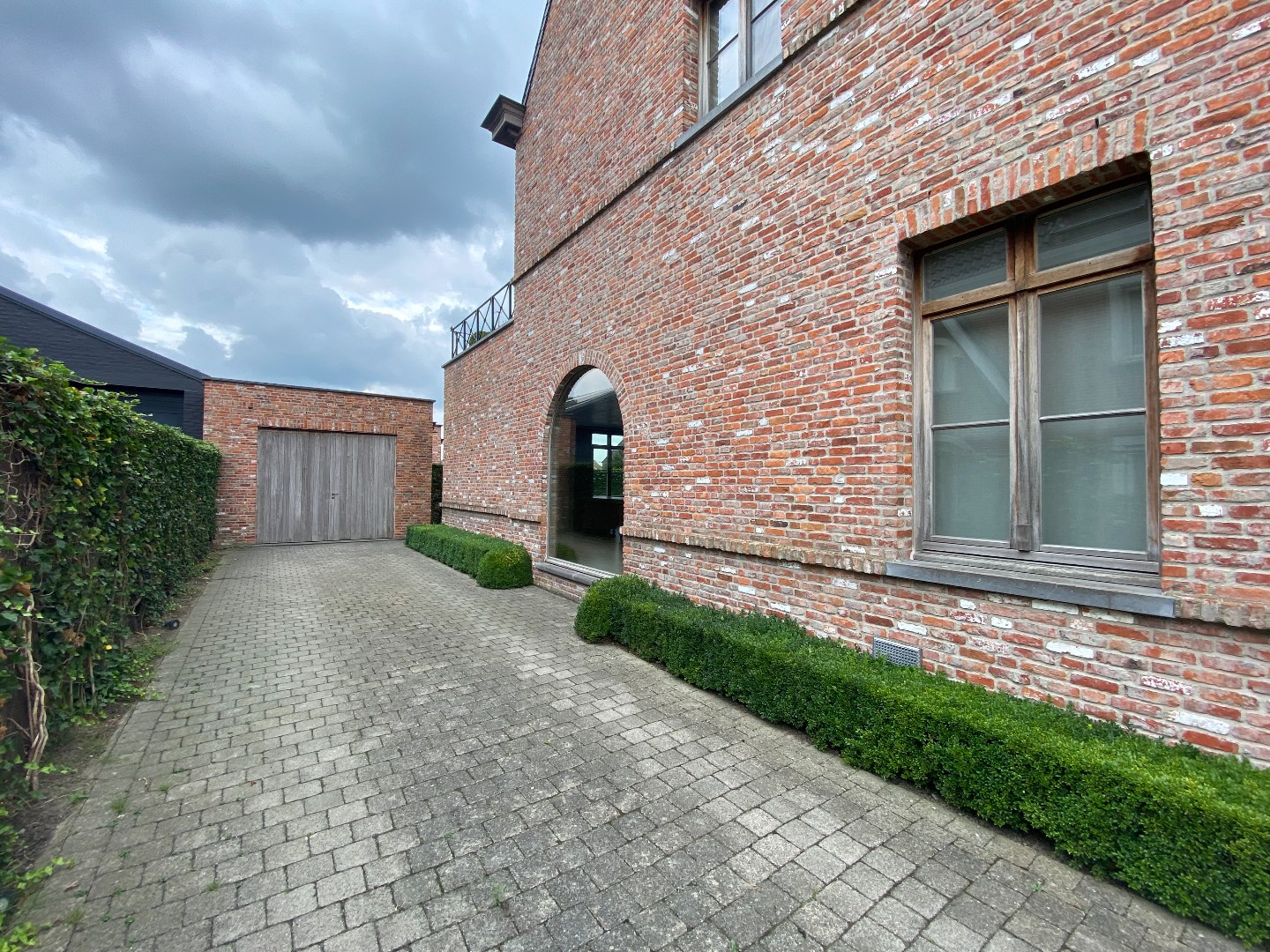 Stijlvol gelijkvloers handelspand van ca 150 m&#178; op zeer commerci&#235;le ligging! 