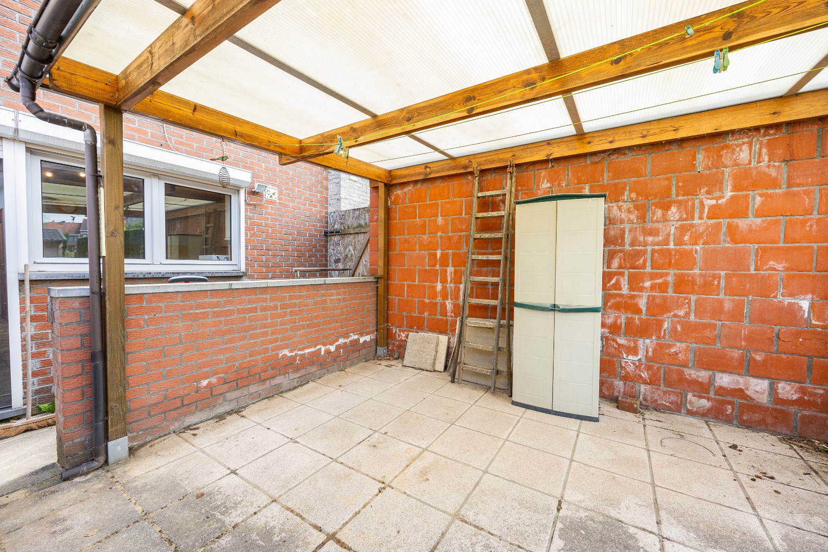 Te renoveren woning met 4 slpks en tuin te Huizingen 