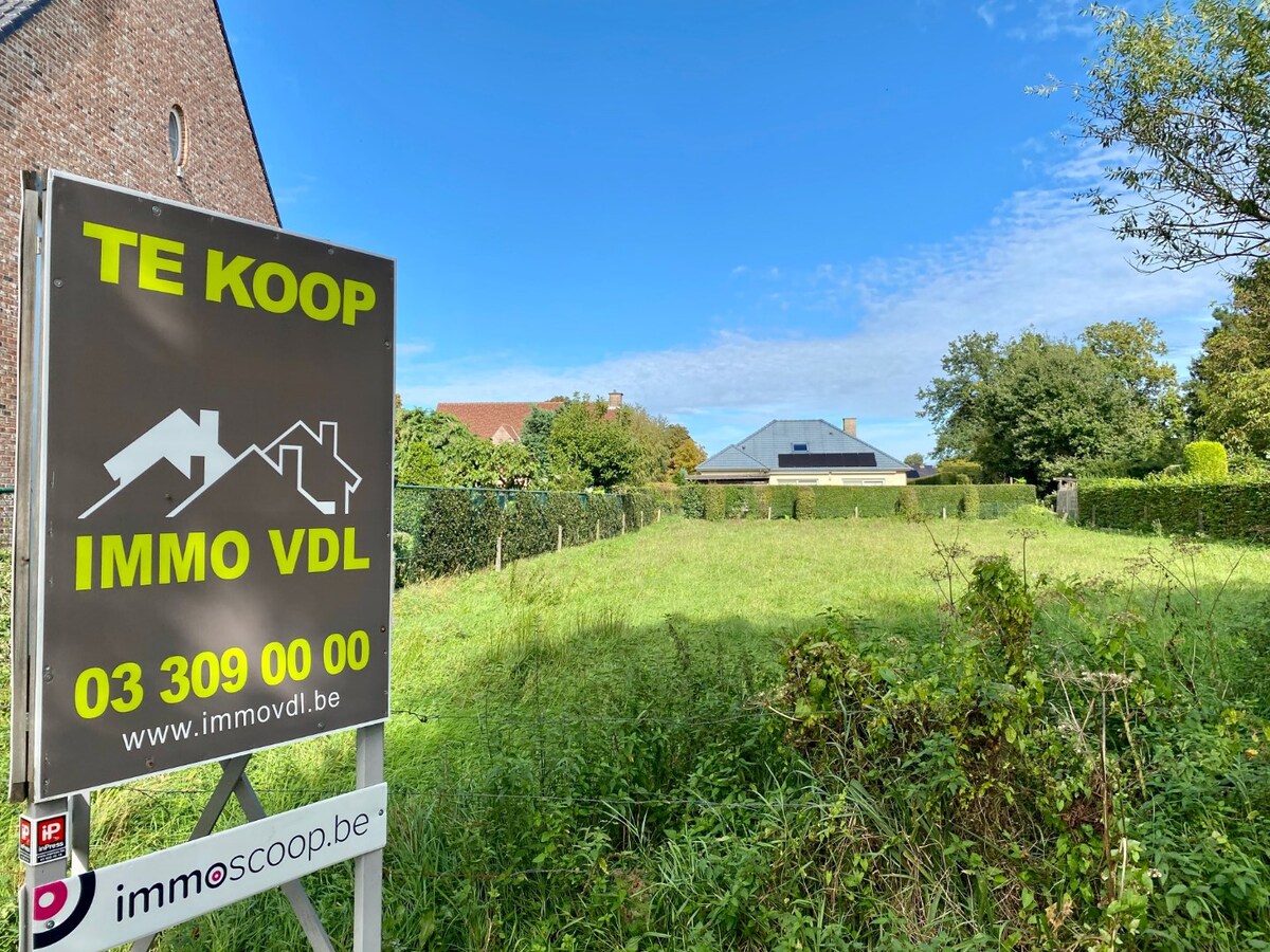 Bouwgrond van 898 m&#178; in Bloemenwijk te Zoersel. 