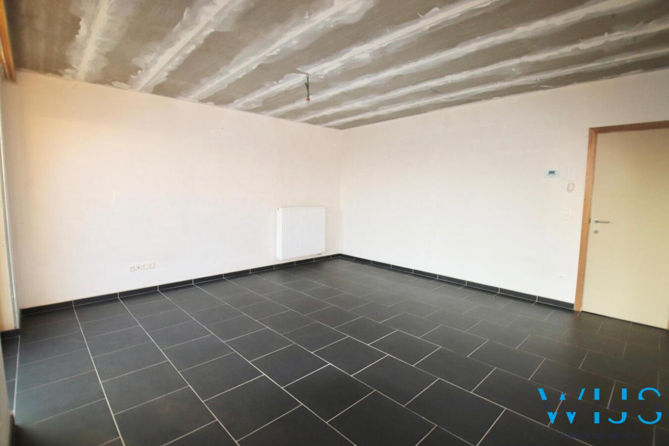 Recent tweeslaapkamer appartement met zonneterras &amp; garage te BASSEVELDE! 