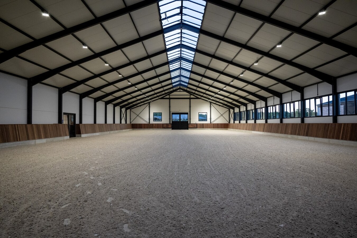 Exclusieve professionele hippische accommodatie (nieuwbouw) met villa op ca. 9 ha te Neerpelt 