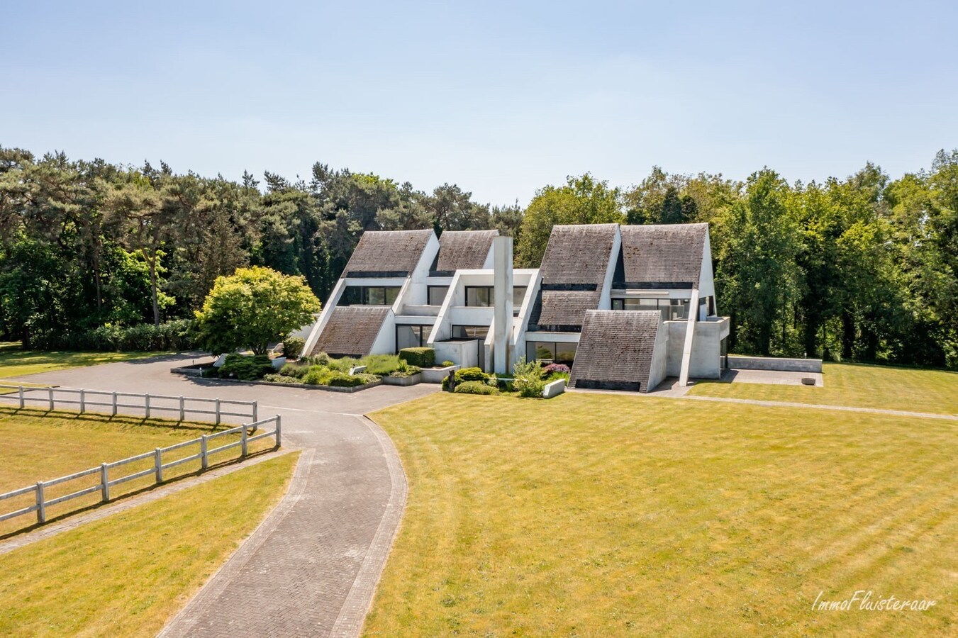 Exceptional villa in the middle of the green with stables on approximately 3 hectares in Neerglabbeek (Oudsbergen) 