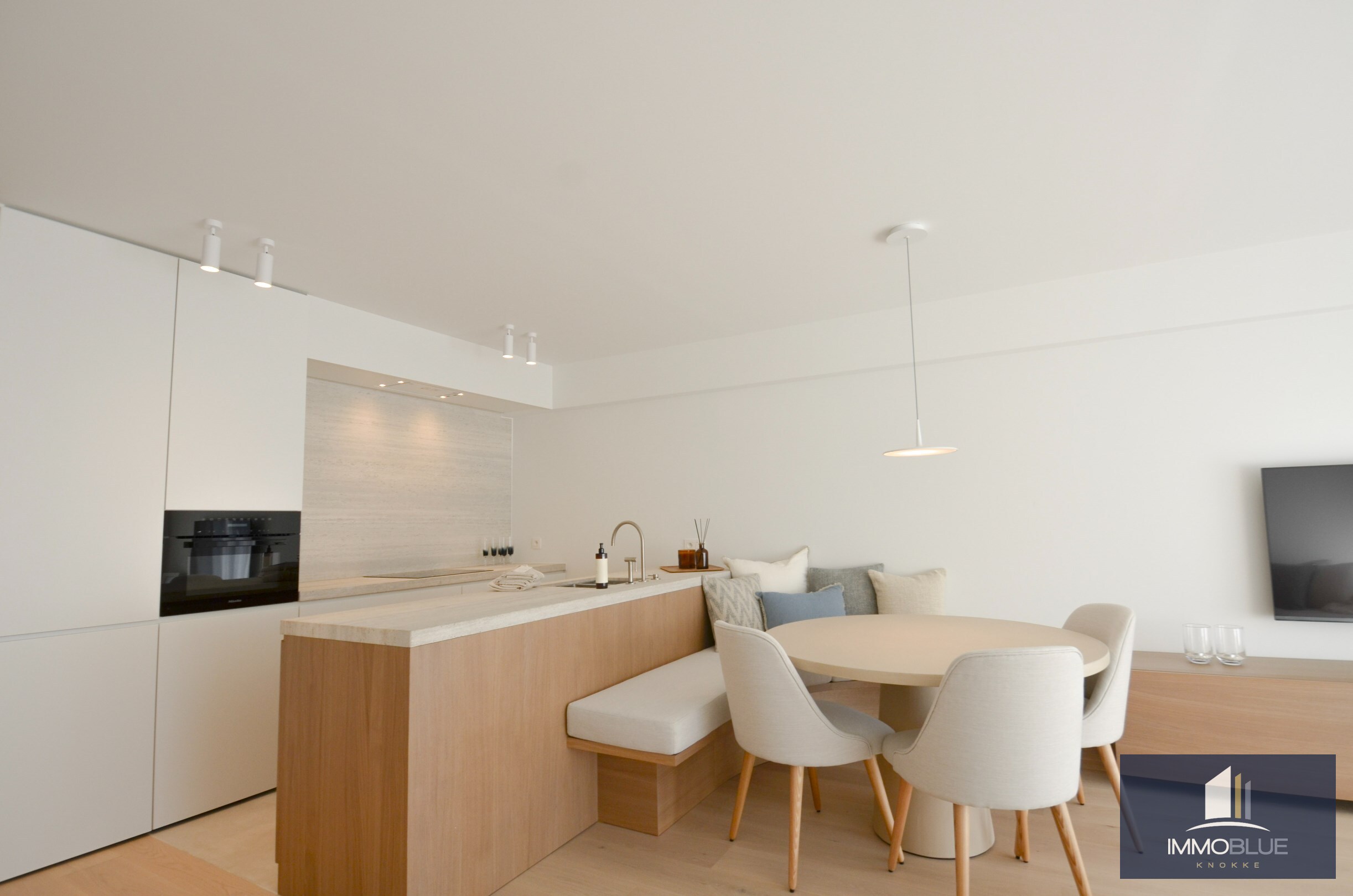 Centraal gelegen, volledig gerenoveerd appartement met drie slaapkamers. 
