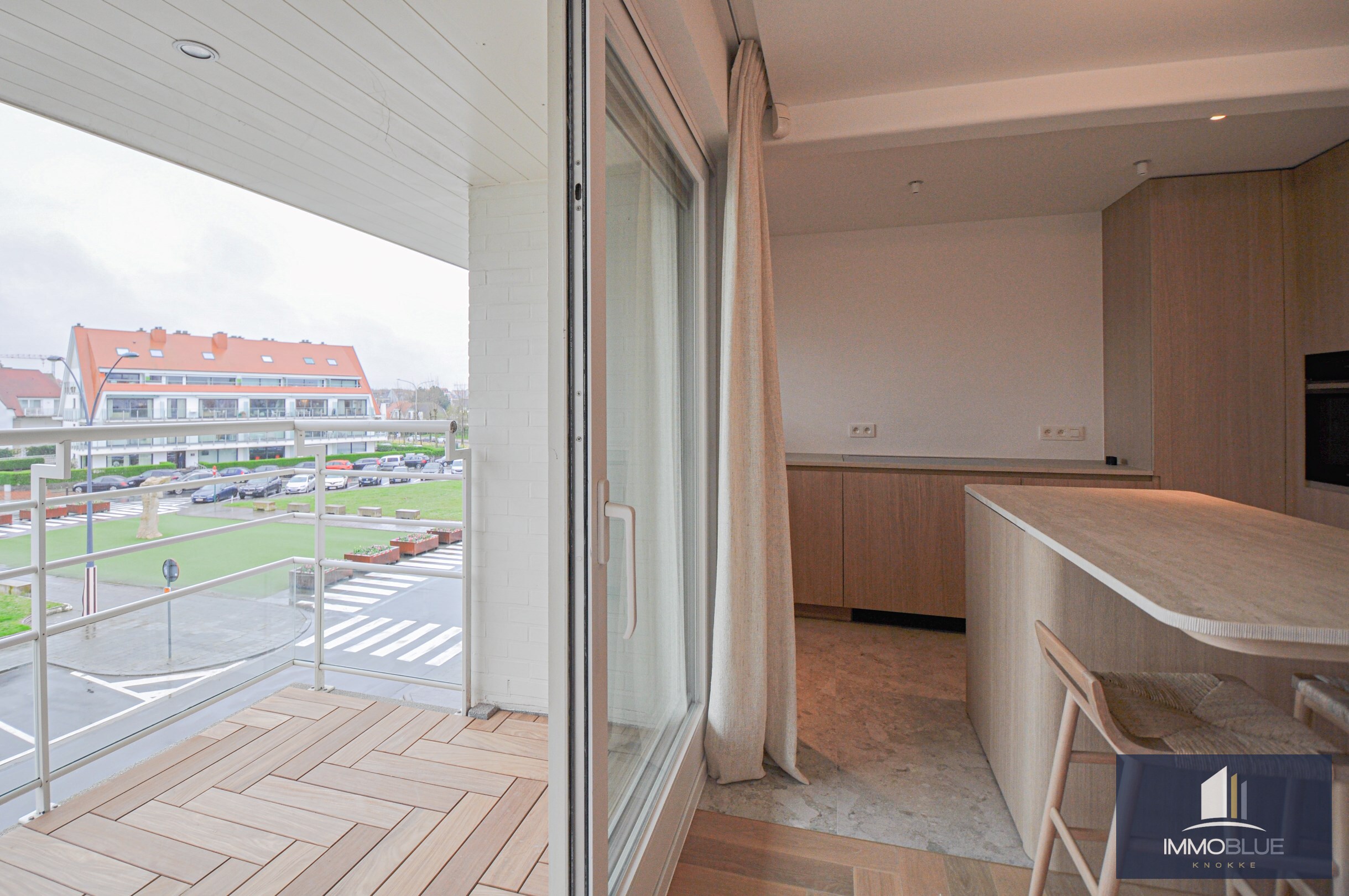 Lichtrijk volledig gerenoveerd appartement met een prachtig open zicht gelegen in een standingvolle villaresidentie. 