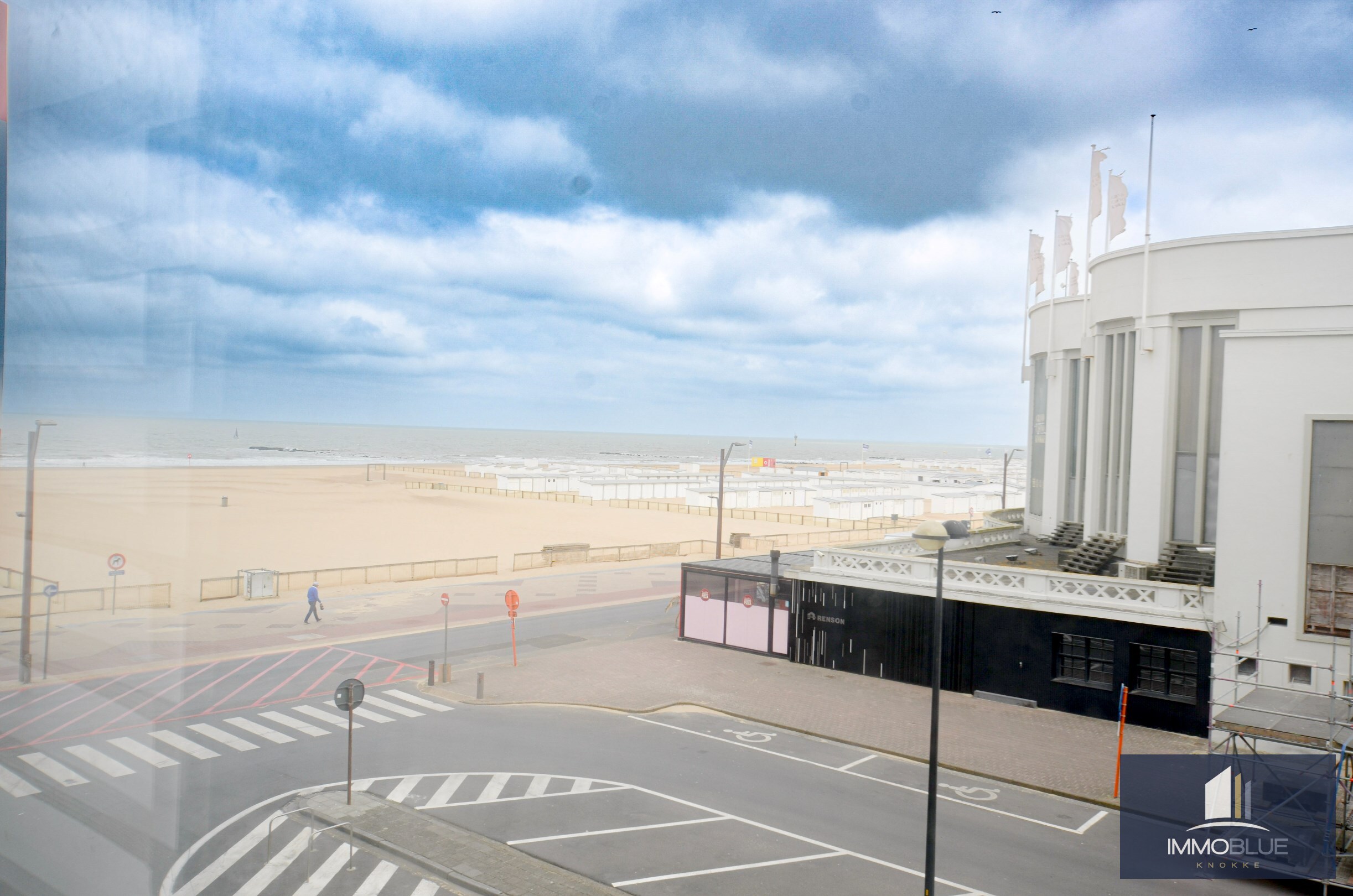Appartement met een mooi zeezicht gelegen aan het Casino. 