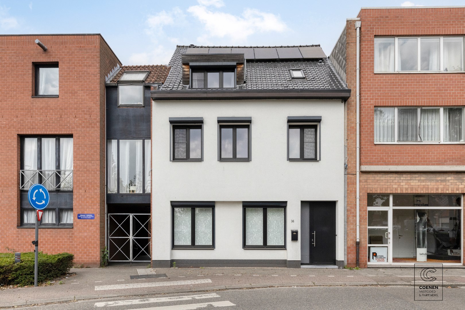 Prachtige woning van 200 m&#178; met vier slaapkamers op een uitstekende locatie te Schoten! 