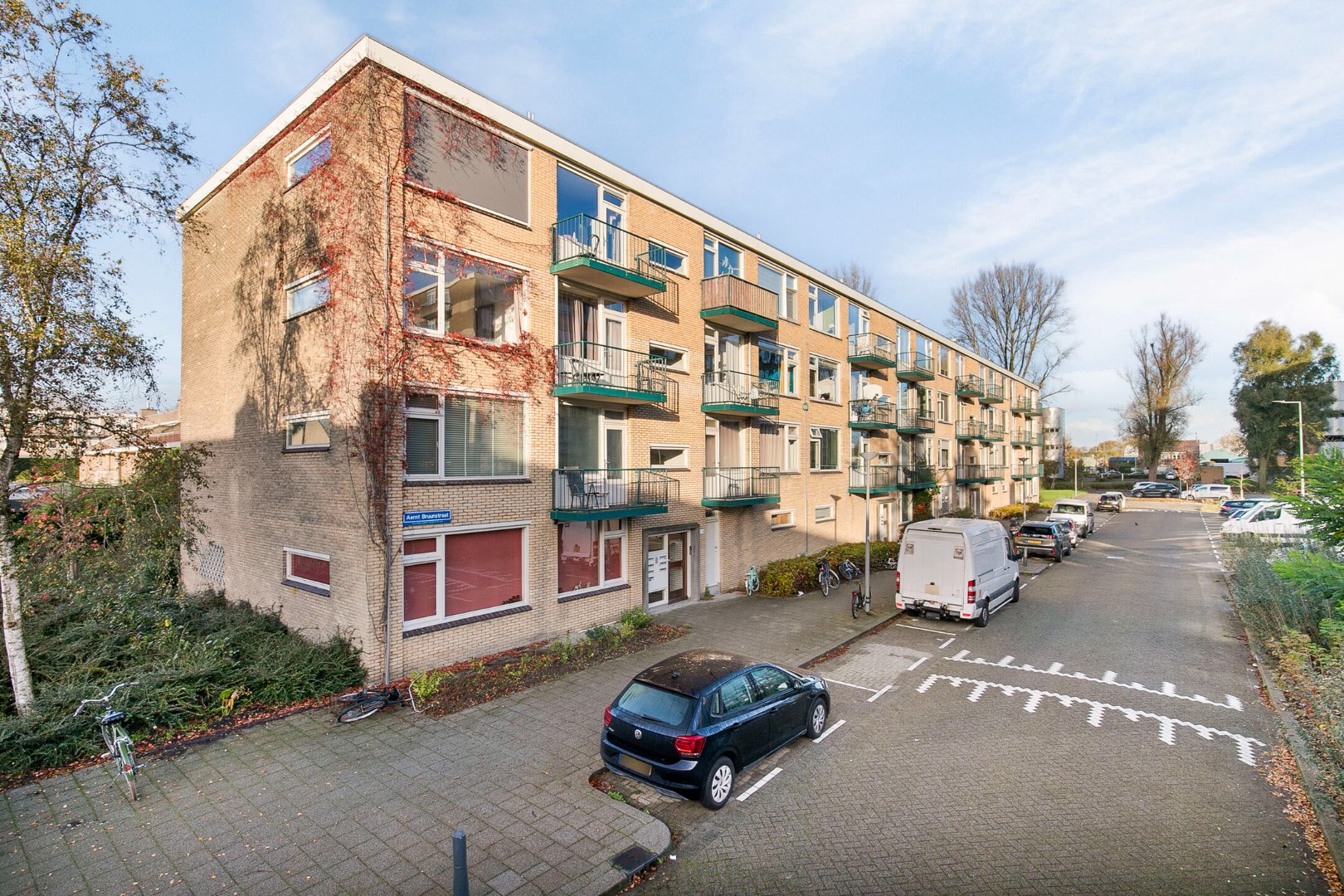 4-kamer Top appartement op de 3e verdieping met 2 balkons, berging in de onderbouw en gelegen op eigen grond! 