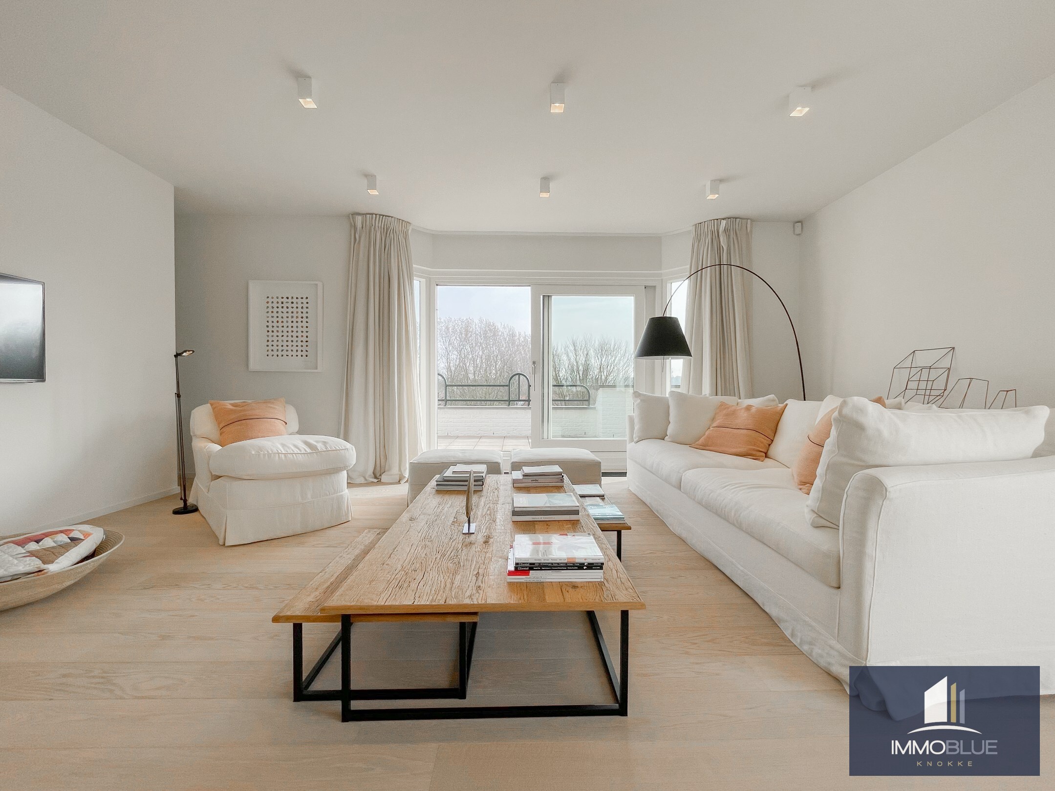 Subliem hoekappartement met ruime terrassen gelegen in het prestigieuze domein Tennis Garden. 