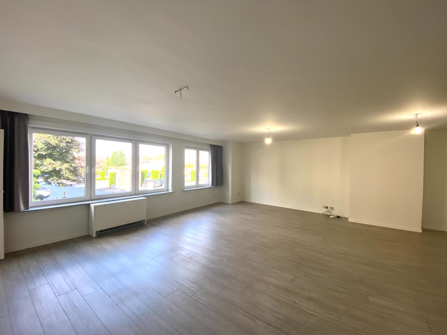 Instapklaar en zeer ruim appartement in hartje Waregem met 3 slaapkamers! 