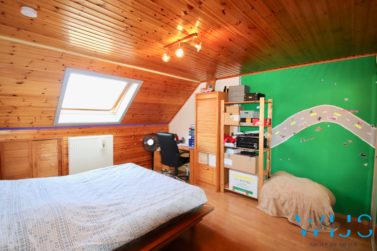 Instapklaar woonhuis met 4 slaapkamers op 936m&#178; te Zelzate! 