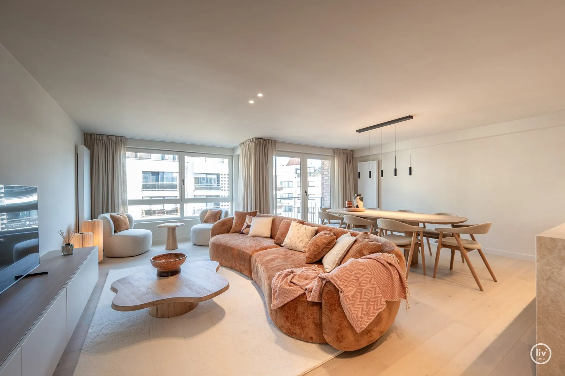 Uniek gerenoveerd appartement met een prachtige gevelbreedte centraal gelegen op de Lippenslaan te Knokke. 