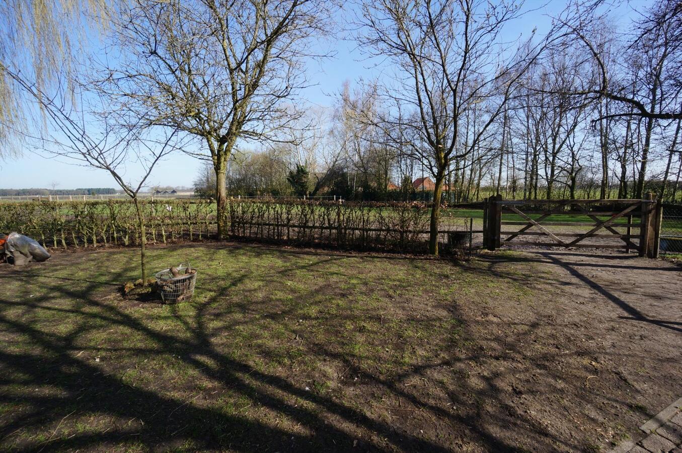 Hoeve met stallen en weide op ca. 1,12 ha te WEELDE 