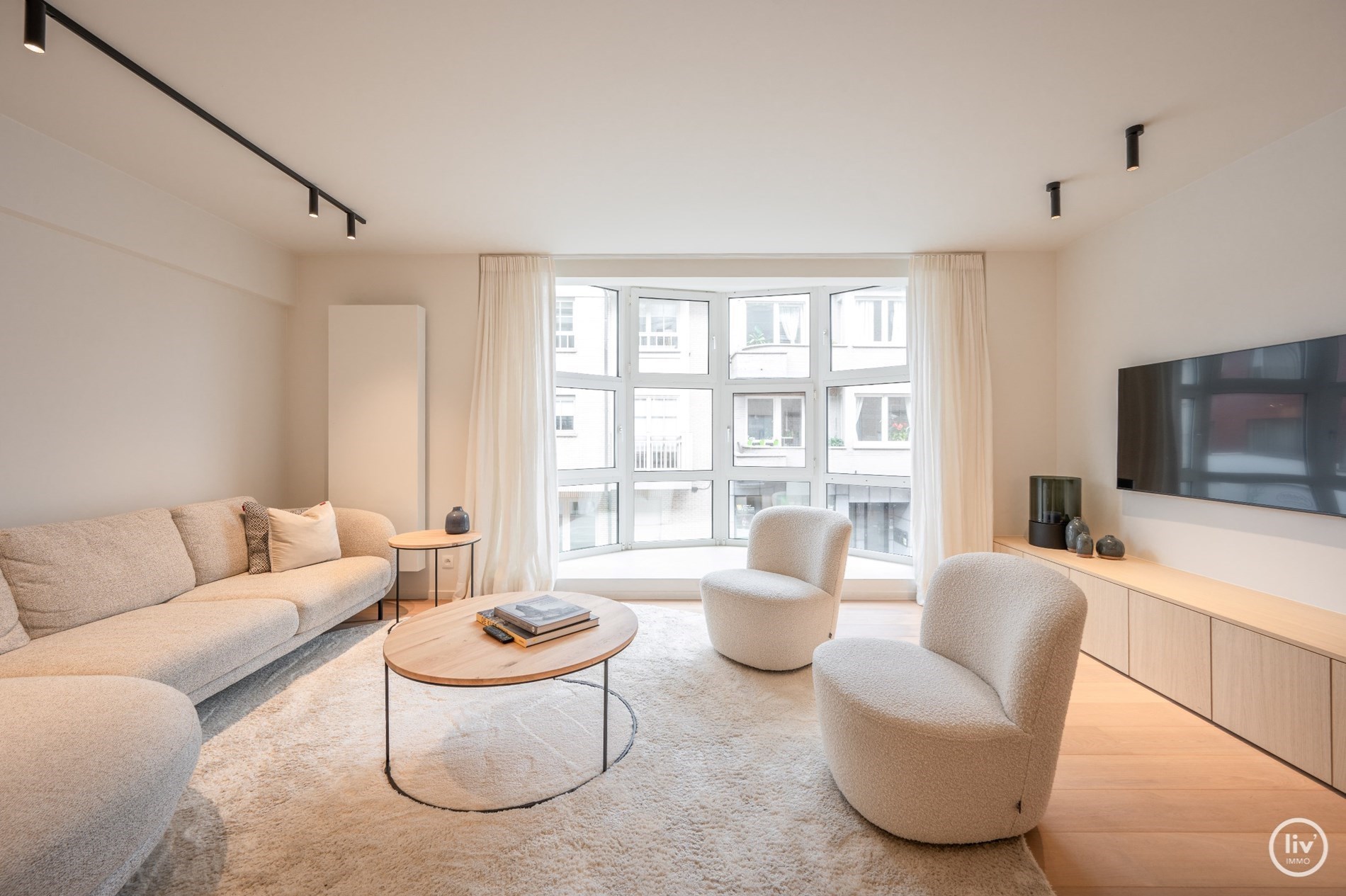 Prachtig gerenoveerd 3 slaapkamerappartement centraal gelegen vlakbij de Lippenslaan te Knokke. 