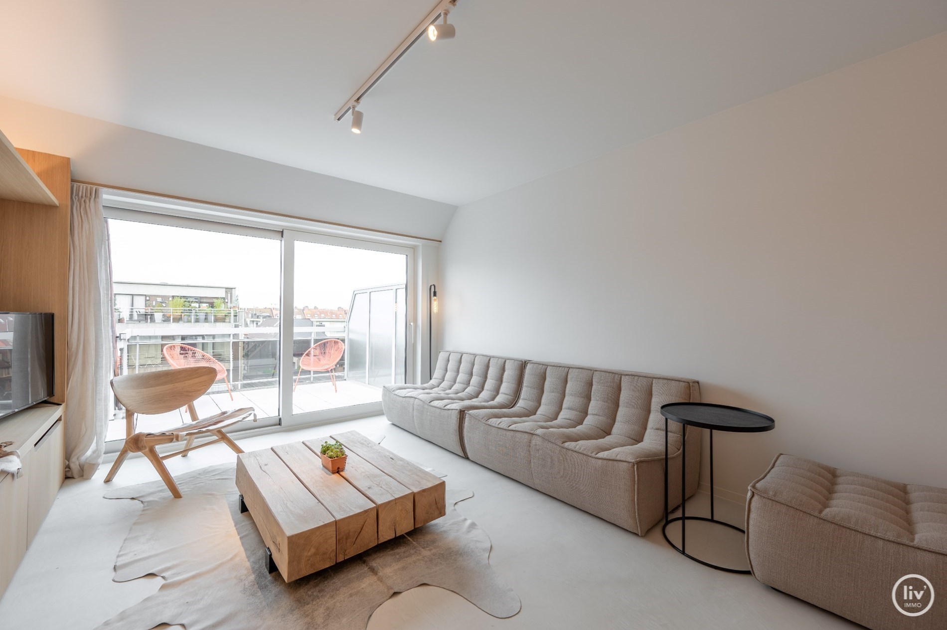 Prachtig gerenoveerd duplex appartement met ruim Westgericht terras gelegen op de Lippenslaan te Knokke. 