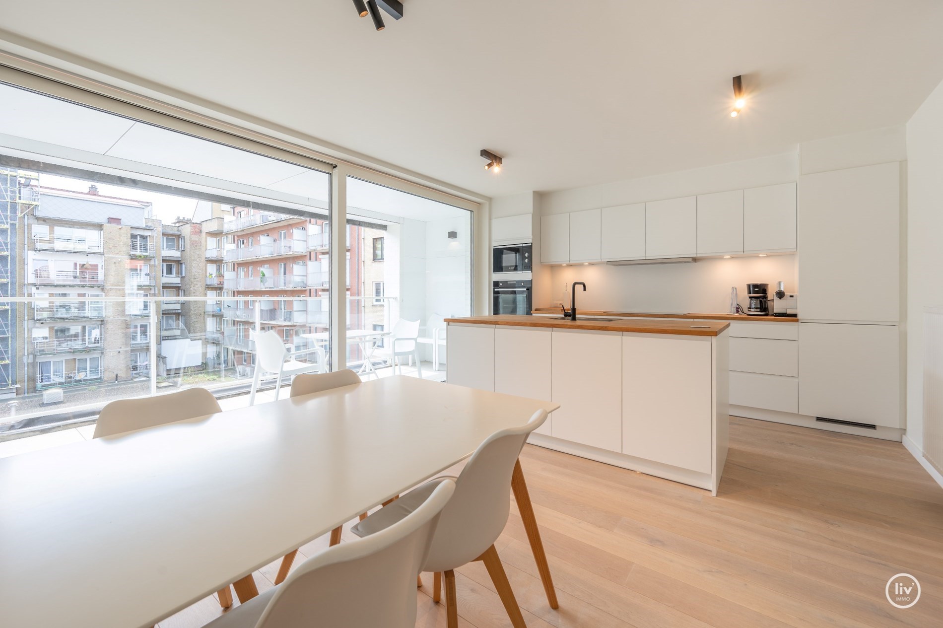 Prachtig, ruime en tevens r&#233;cente triplex (199 m2) in een zijstraat van de lippenslaan vlakbij de zeedijk te Knokke. 