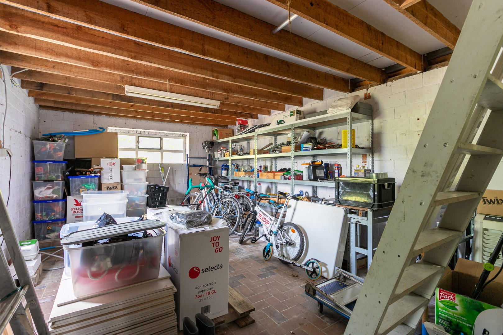 Ruime 4-gevelwoning met 3 slaapkamers, garage en uitbreidingsmogelijkheden (mog. extra slaapkamers,/hobby- of werkruimte) op 9a 39ca 