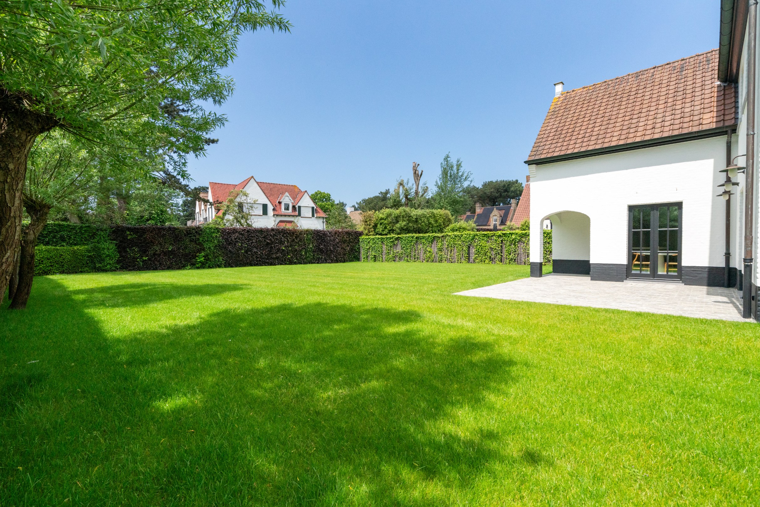 Prachtig gerenoveerde villa gelegen op een unieke locatie in het Zoute. 