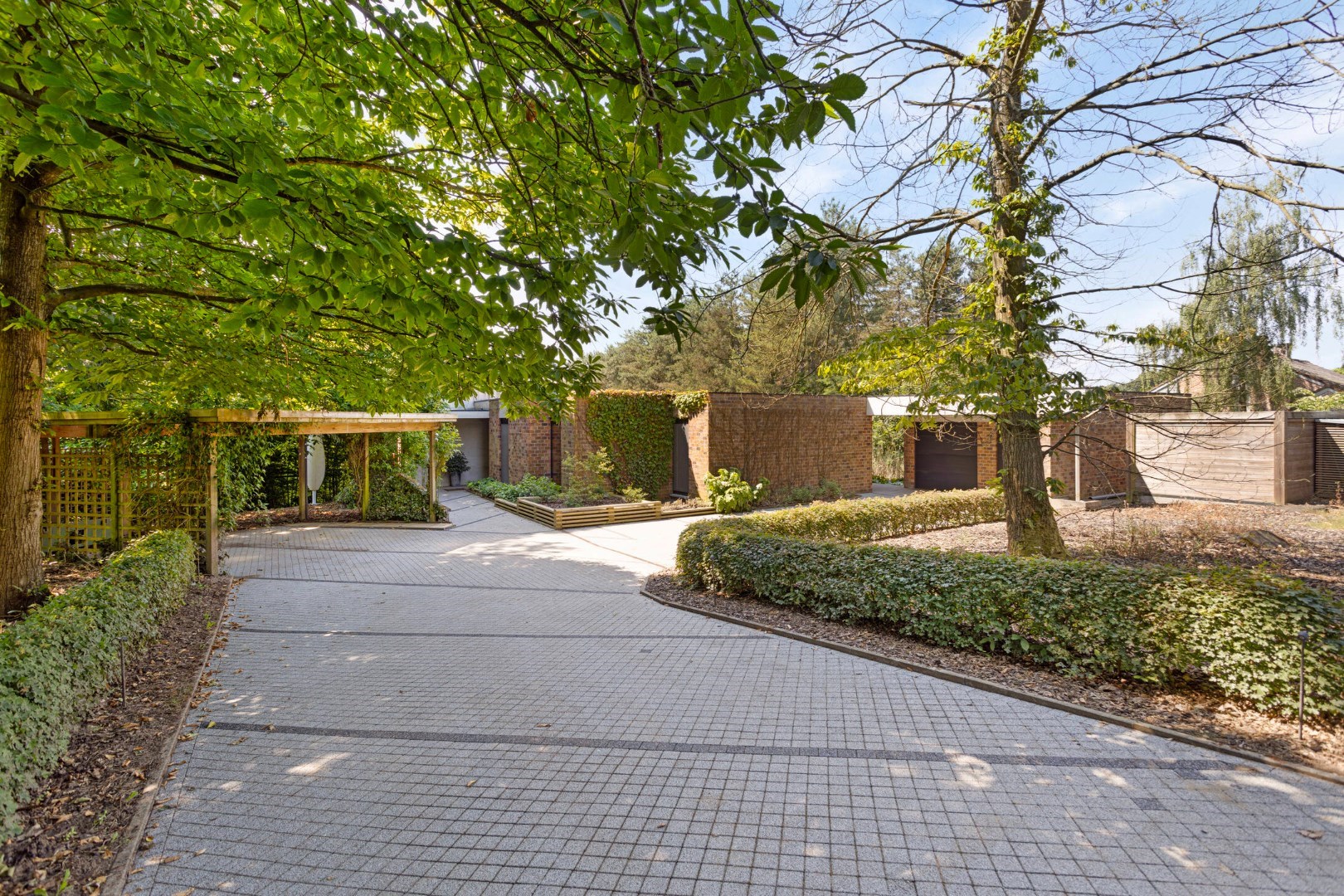 Unieke architectenwoning gelegen aan het einde van een doodlopende straat met 4 slaapkamers - EPC 194 kWh/m&#178; - bewoonbare oppervlakte 407 m&#178; 