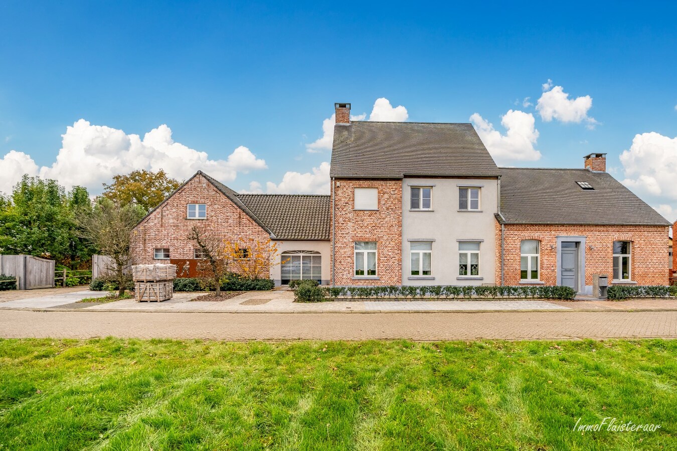 Prachtig gerenoveerde villa met grote garage en stalgebouw op 8.875 m2 te Retie 