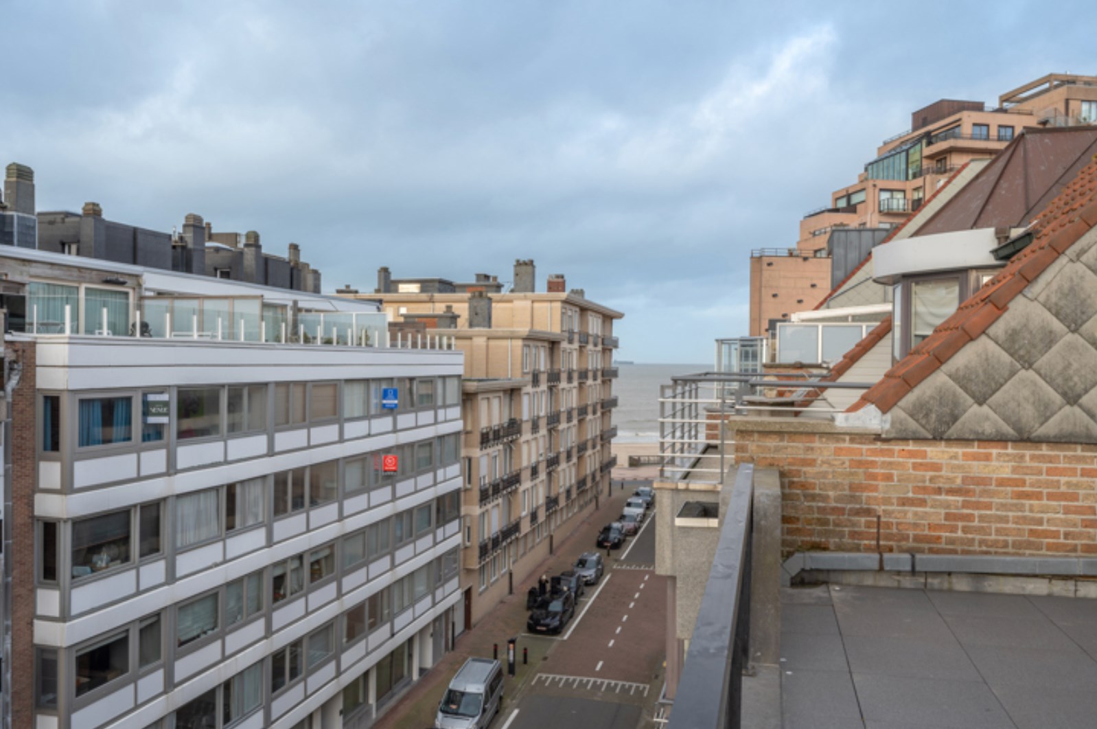 Integraal gerenoveerd dak-appartement met zonne-terrassen op 20 meter wandelafstand van de zeedijk-Albertstrand. 