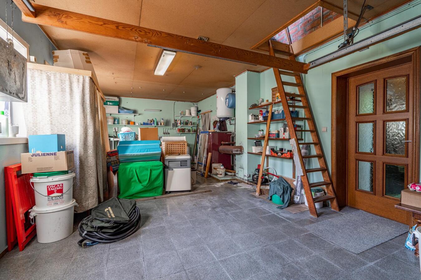 Grote woning met 6 slaapkamers en atelier op 2645 m&#178; te Koekelare 