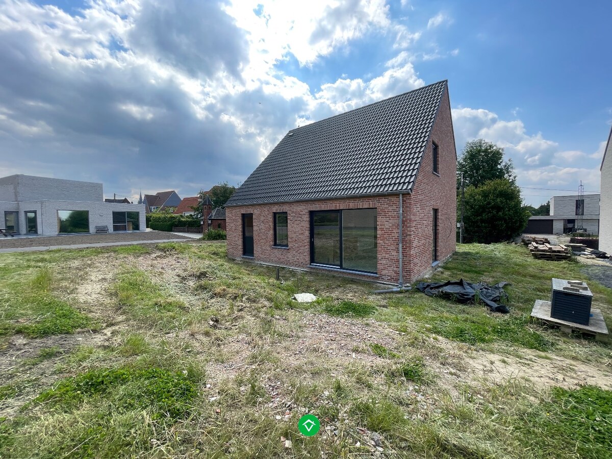 Alleenstaande nieuwbouwwoning met 3 slaapkamers, tuin en garage in rustige woonwijk te Hooglede 