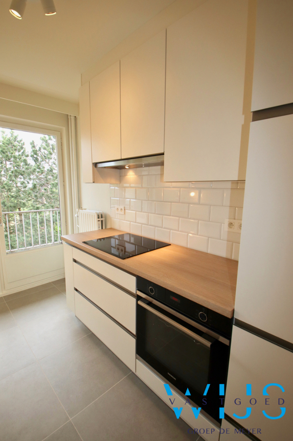 Gerenoveerd 2 slaapkamerappartement met garage te Evergem! 