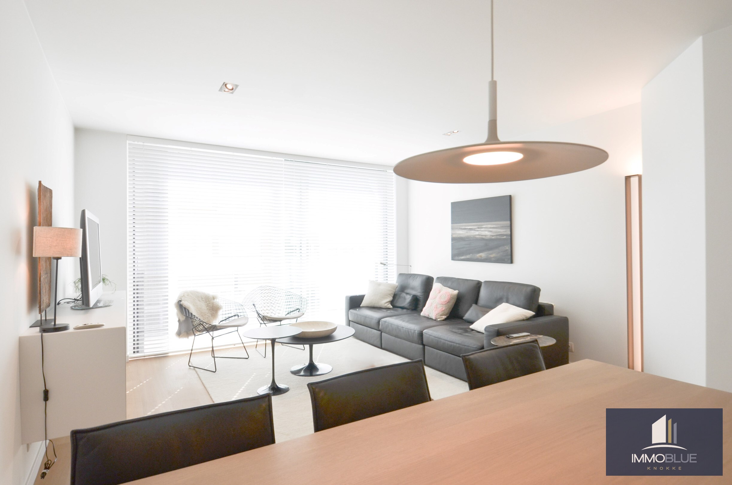 Recent appartement met een zonnig terras gelegen middenin het commercieel centrum en vlakbij het strand. 