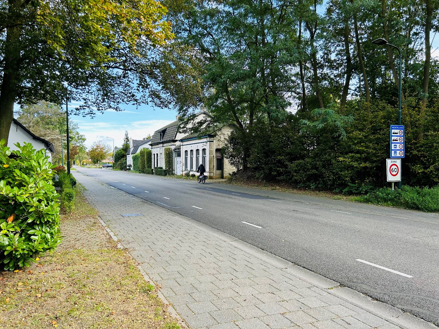 Wat een sfeervolle woning met een rijke geschiedenis is dit! Het oude grenskantoor van Budel zit vol met mooie authentieke details en is gelegen op een prachtig groot perceel. Energielabel  D. 