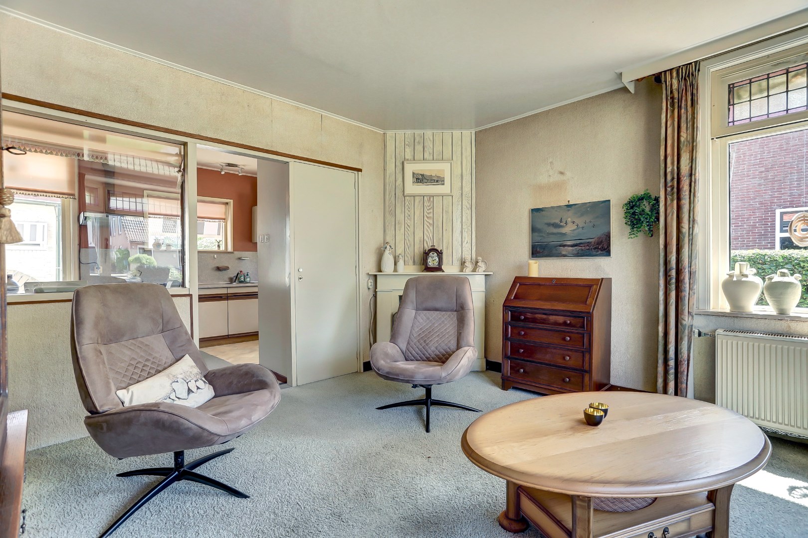 Voor het eerst sinds 1967 weer beschikbaar! Deze karaktervolle jaren ’30 woning met diepe tuin, bergingen en slaapkamer op de begane grond wacht op een nieuwe toekomst. 