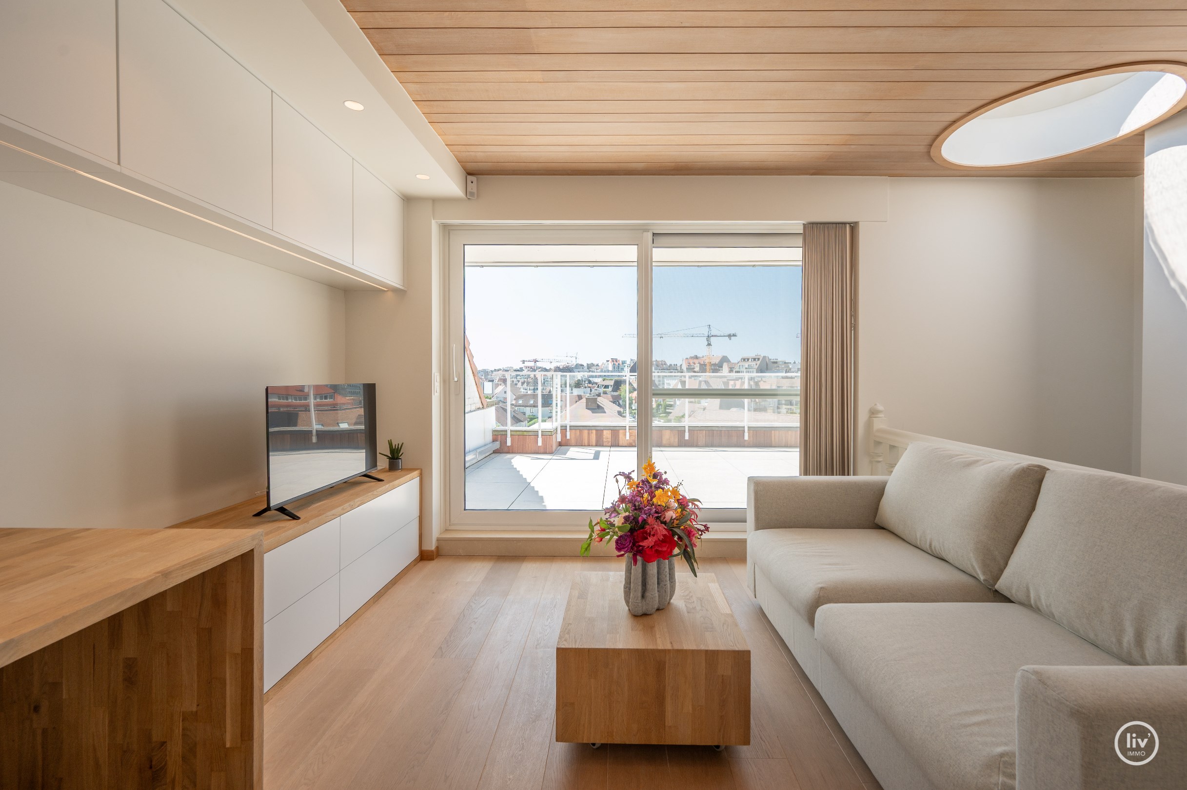 Prachtig instapklaar duplex-appartement met zonnige terrassen genietend van een open zicht en tevens zeezicht (Mogelijkheid tot aankoop van een inpandige garagebox). 