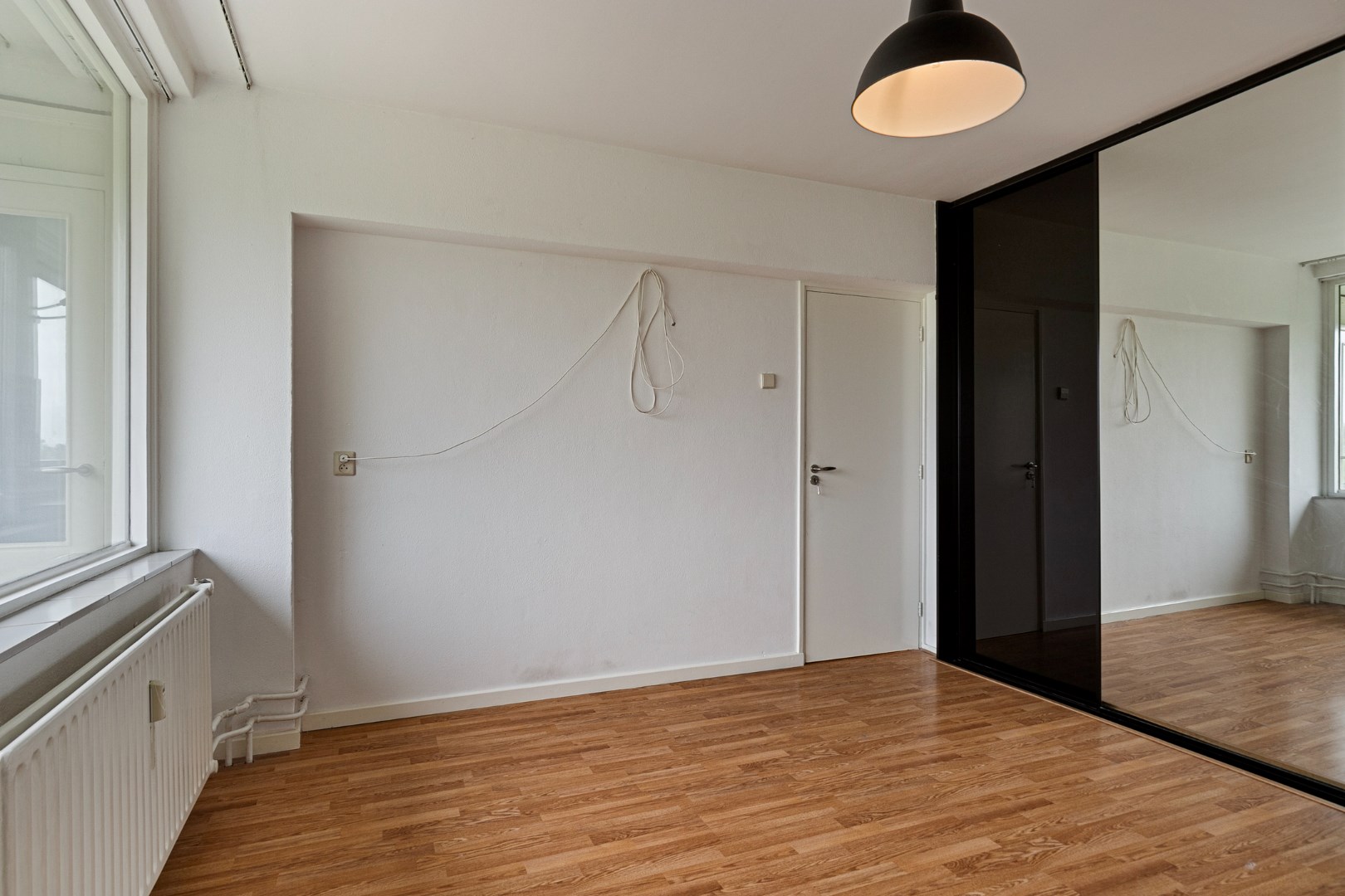 Kopers opgelet! In het Lage Land bieden wij dit ruime 4-kamer appartement gelegen op de 7e verdieping met 3 slaapkamers, 2 balkons, berging in de onderbouw en gelegen op eigen grond te koop aan! 