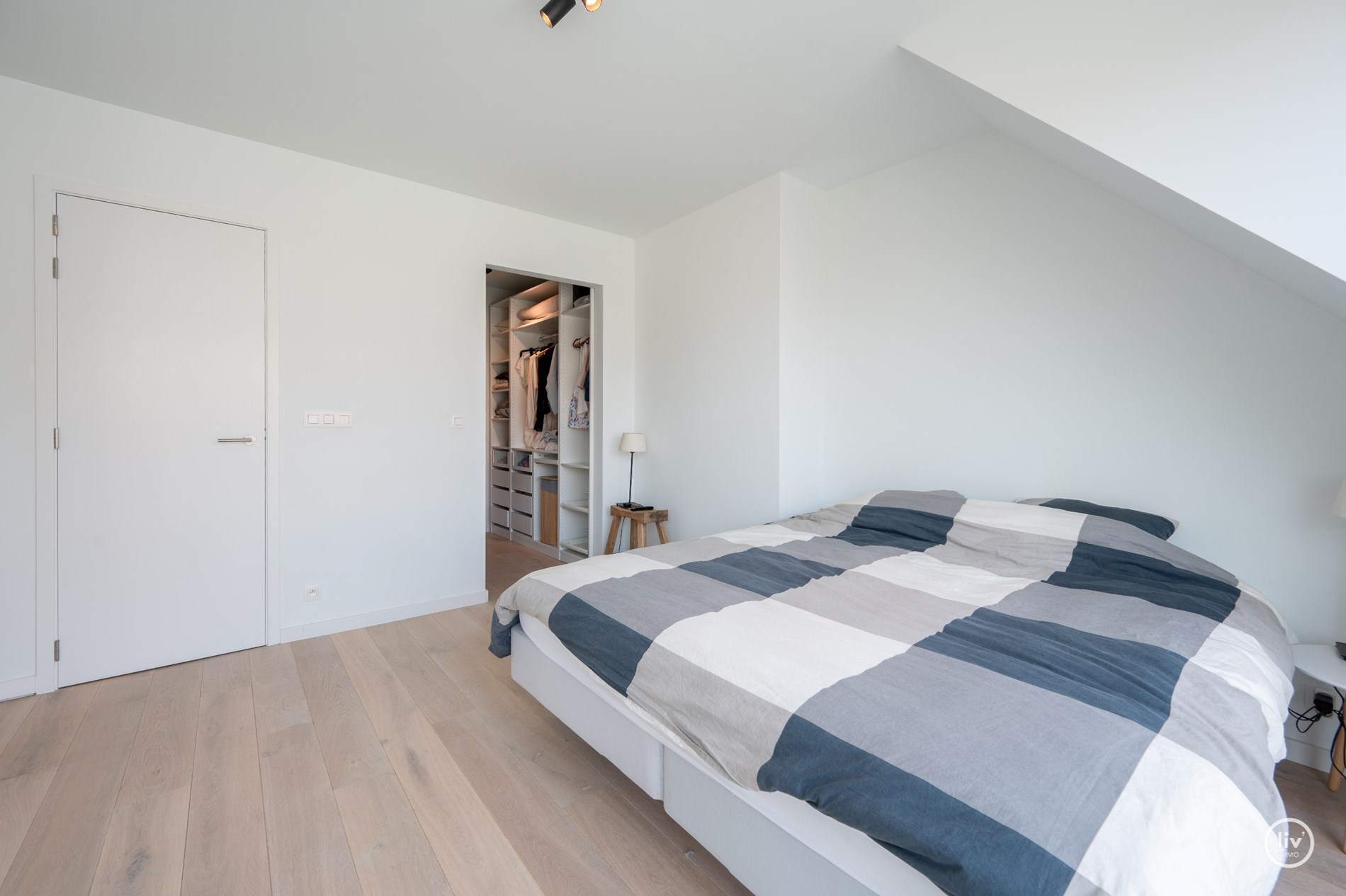 Prachtig, ruime en tevens r&#233;cente triplex (199 m2) in een zijstraat van de lippenslaan vlakbij de zeedijk te Knokke. 
