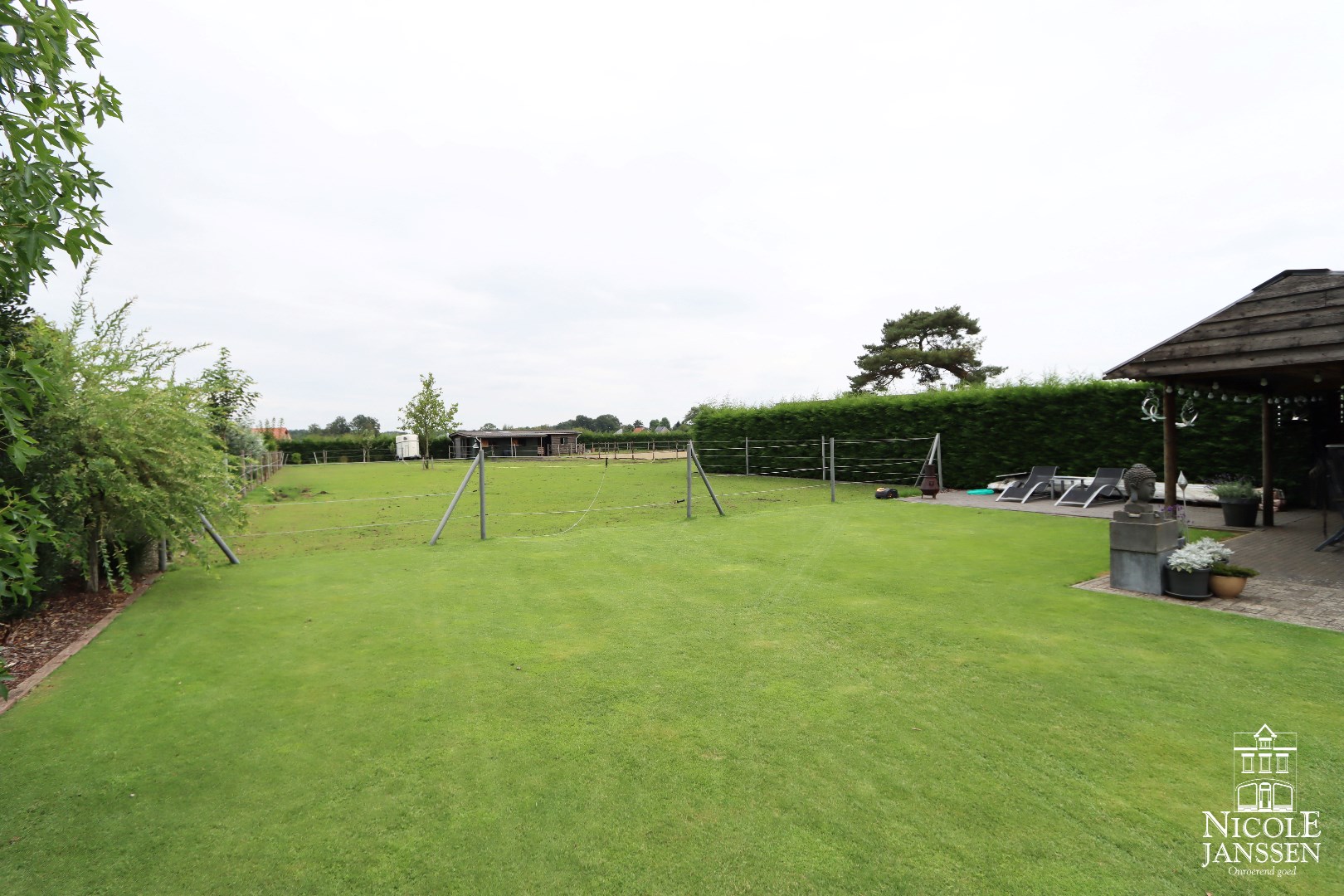 De tuin en weides zijn volledig omheind met Bekaert draad 