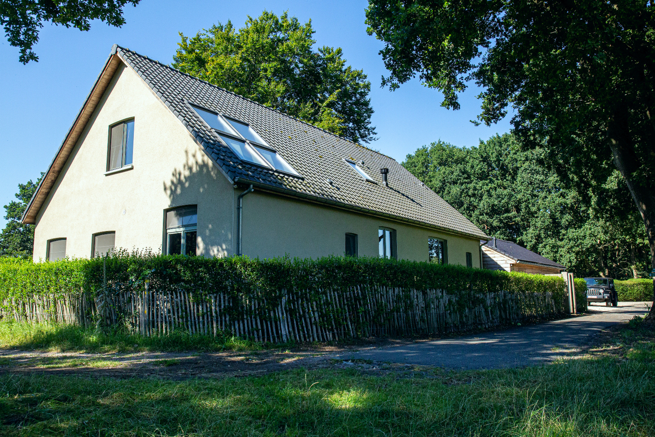 Vila with stable and indoor swimming pool in quiet location on approximately 7981m2 in Essen 