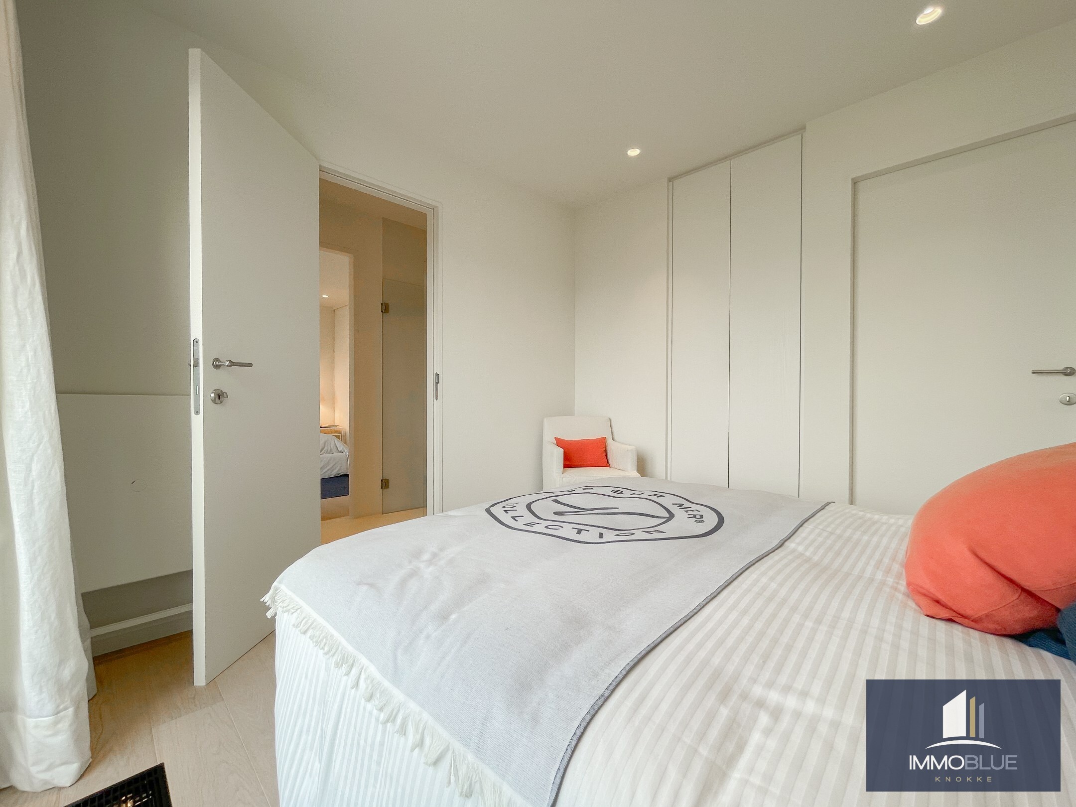 Subliem hoekappartement met ruime terrassen gelegen in het prestigieuze domein Tennis Garden. 