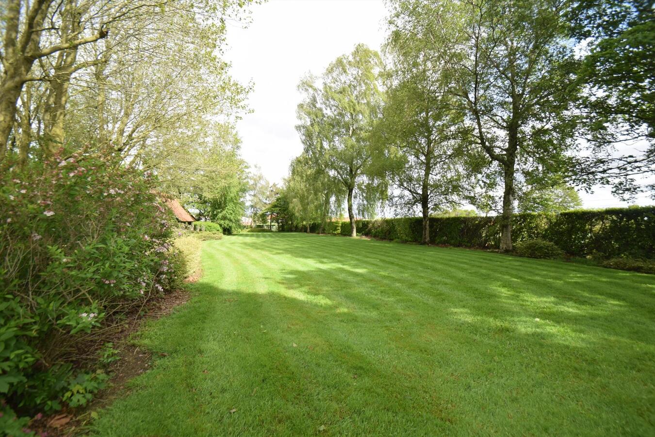 Authentieke hoeve op 3886 m&#178; grond, landelijk gelegen met prachtige tuin. 