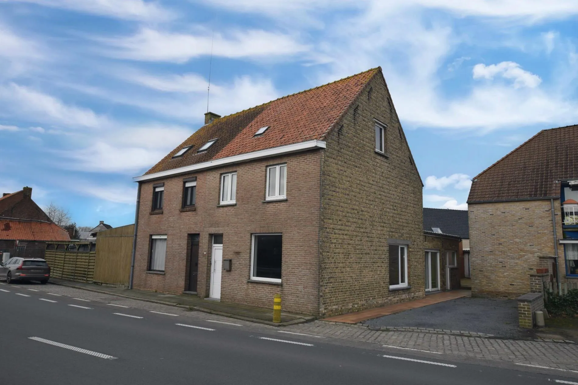 Halfopen bebouwing met 4 slaapkamers en garage op 203m² te Beerst.