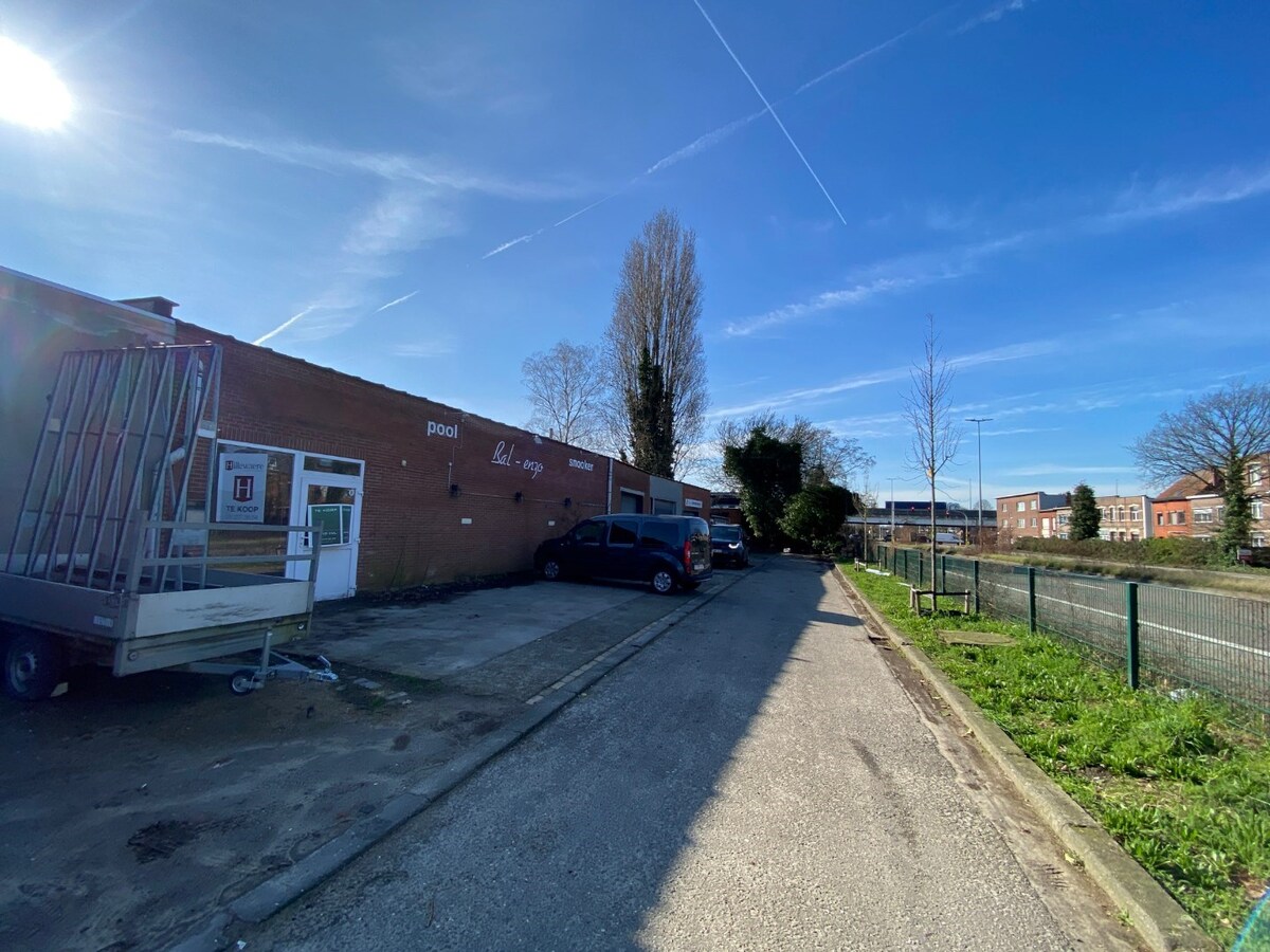 Handelspand 546 m&#178; met veel mogelijkheden en 8 parkeerplaatsen 
