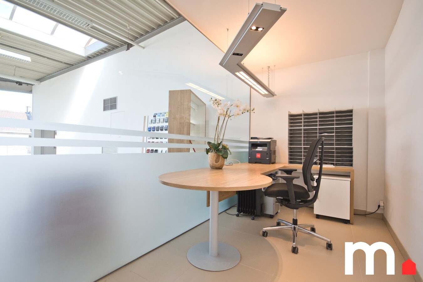 Multifunctioneel bedrijfsgebouw (Showroom + Atelier + Woning) op toplocatie te Rekkem ! 