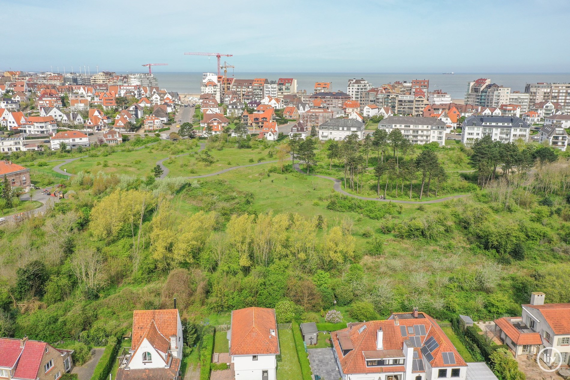 Villa de construction r&#233;cente luxueusement finie, situ&#233;e &#224; proximit&#233; du Park 58 et &#224; distance de marche de la plage et de la digue. 