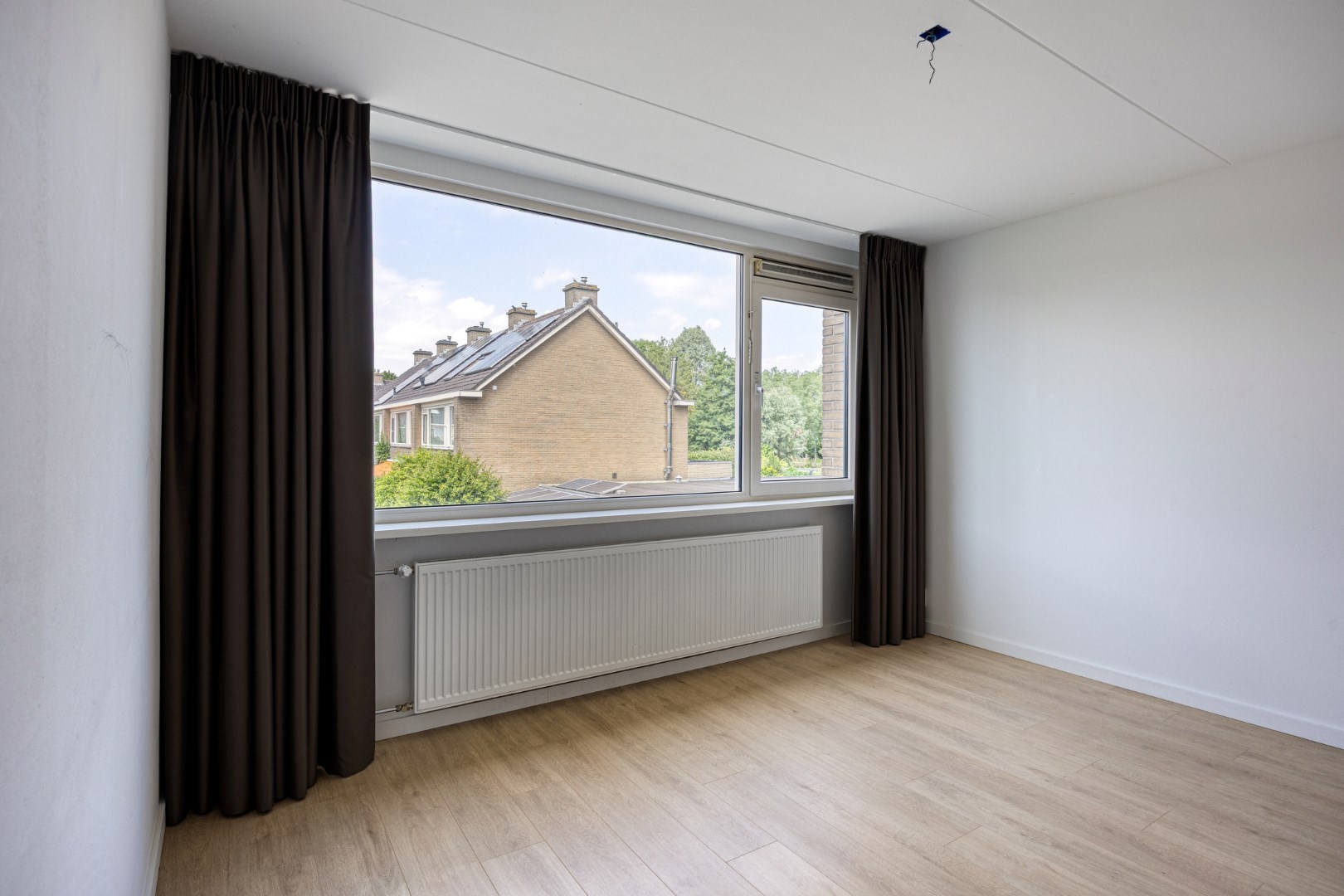 Ruime eengezinswoning met 5 kamers op eigen grond, 11 zonnepanelen en een centrale ligging in de wijk Ommoord. 