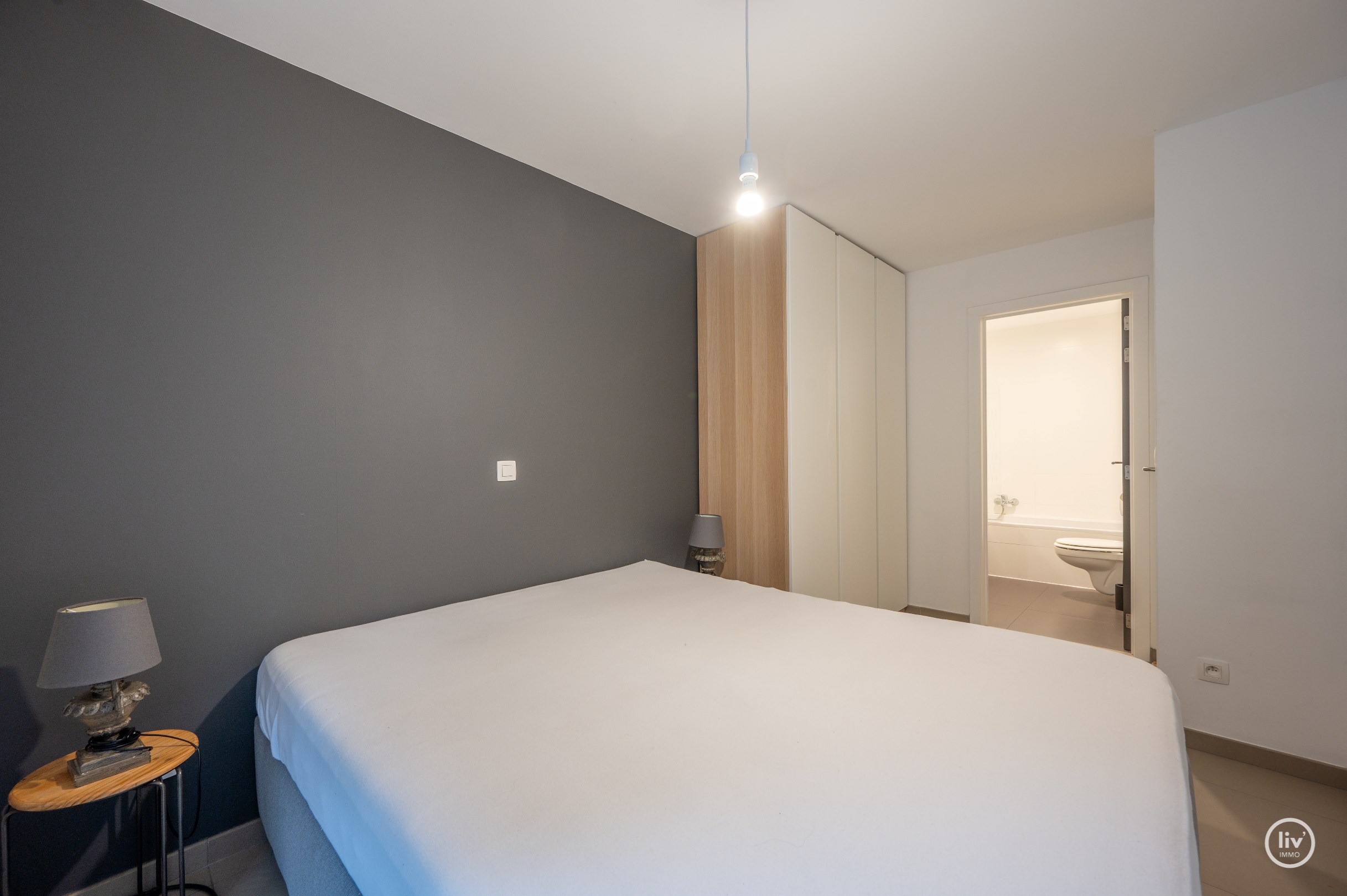 Rez-de- chaus&#233;e agr&#233;able avec 2 chambres &#224; coucher et cour situ&#233; &#224; Knokke. 