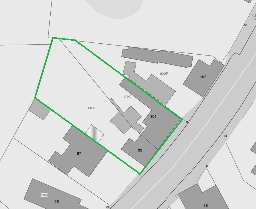 2 ruime grondig te renoveren/af te breken woningen met een gezamelijke grondoppervlakte van 912 m&#178; 