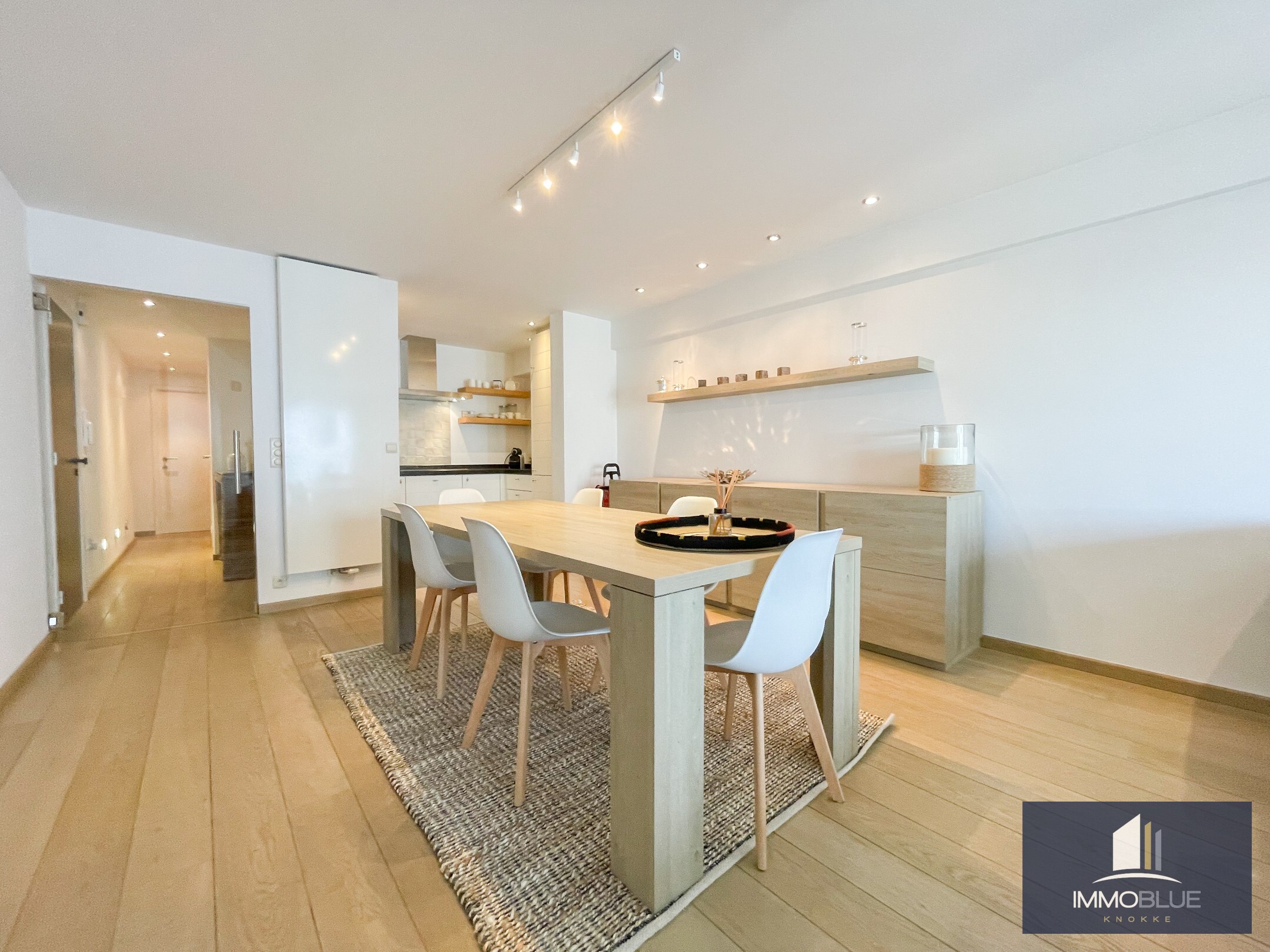 Appartement de trois chambres &#224; coucher avec une vue d&#233;gag&#233;e situ&#233; pr&#232;s de la place du Triangle. 